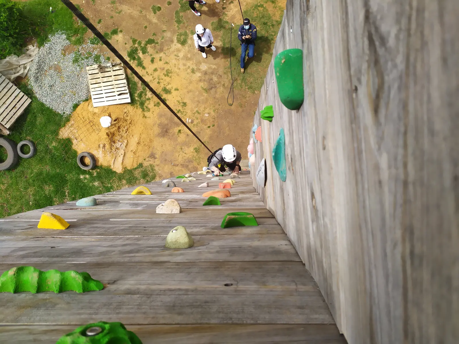 Escalador subiendo el muro