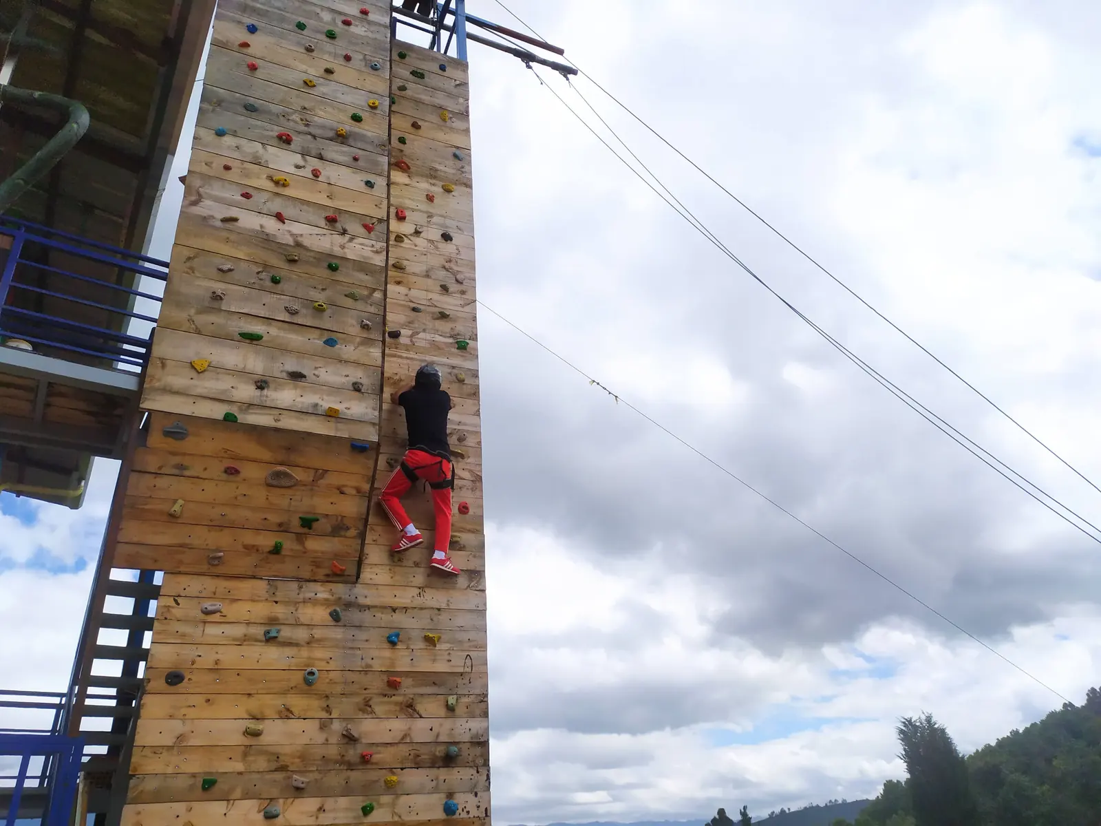 Torre de escalada con presas de colores