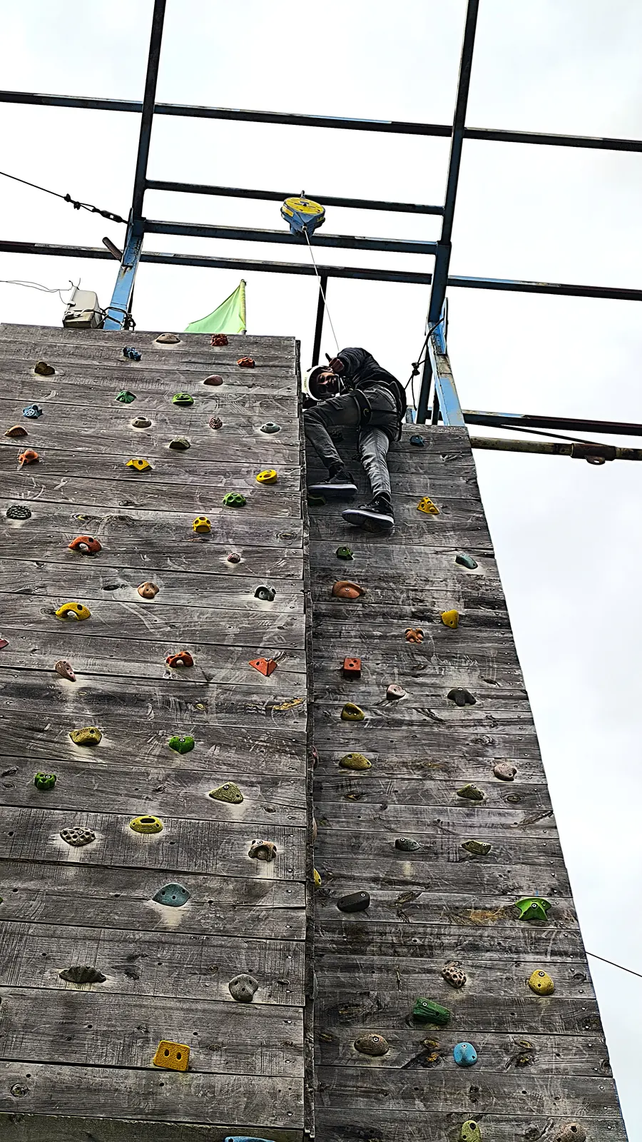 Torre de escalada con presas de colores