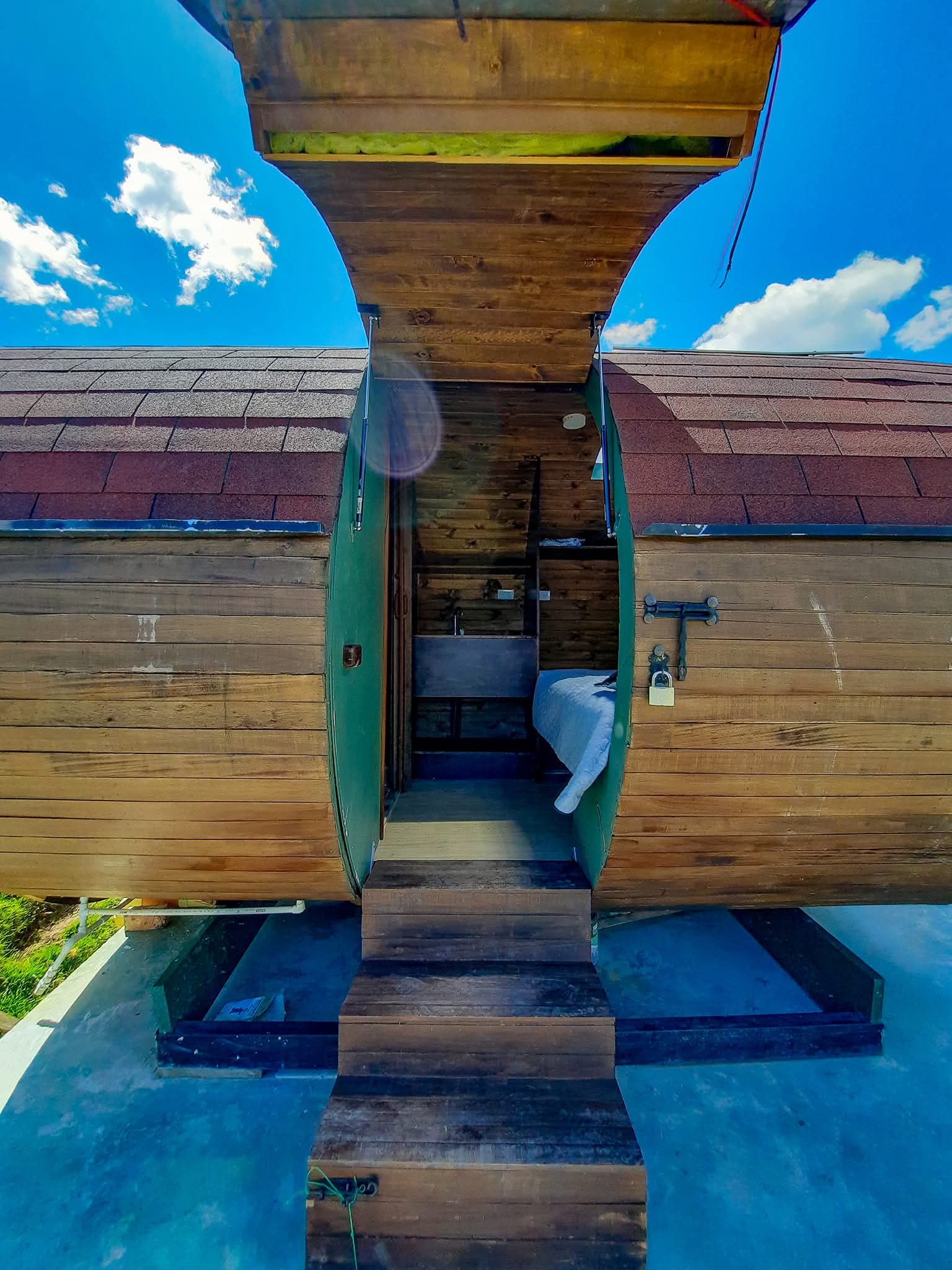 Vista nocturna del glamping