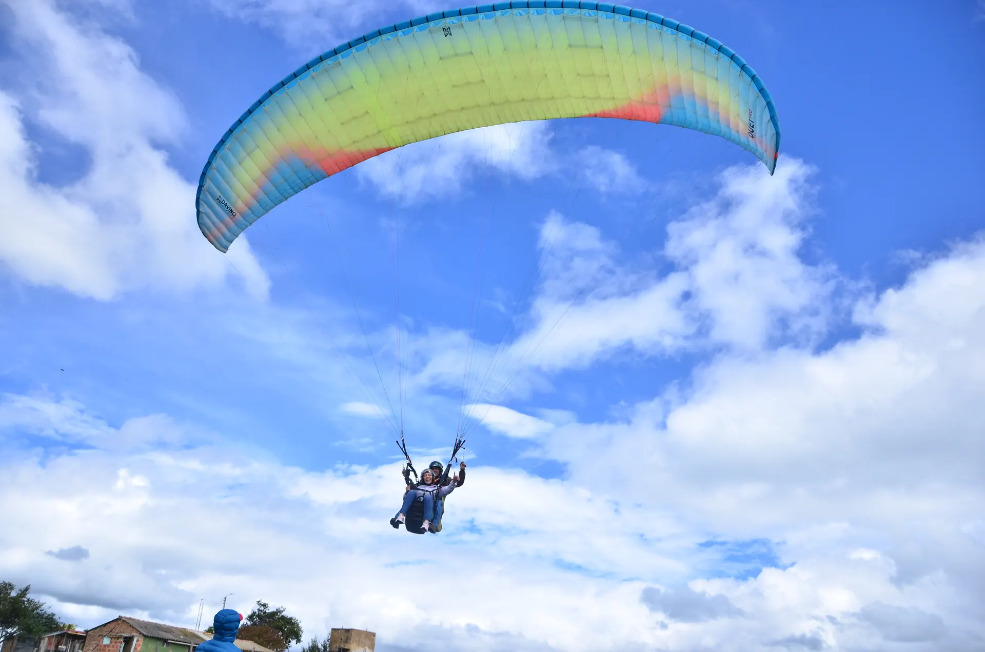 Parapente en pleno vuelo