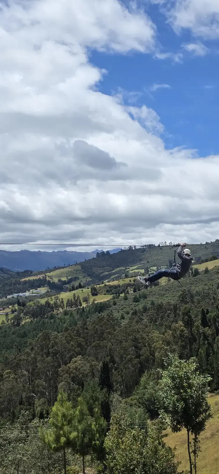 Tirolesa cruzando el parque