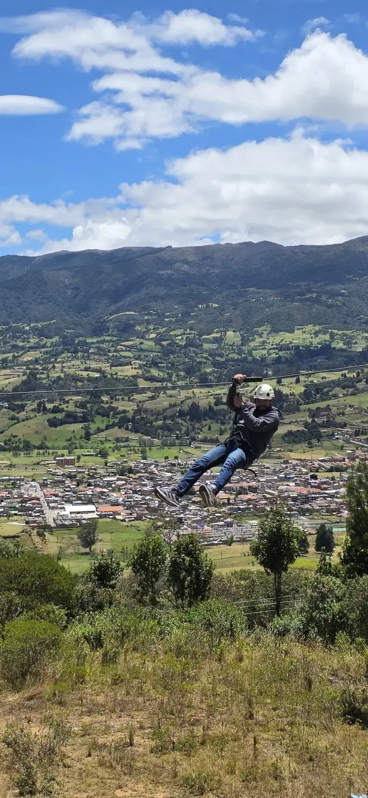 Persona deslizándose en la tirolesa