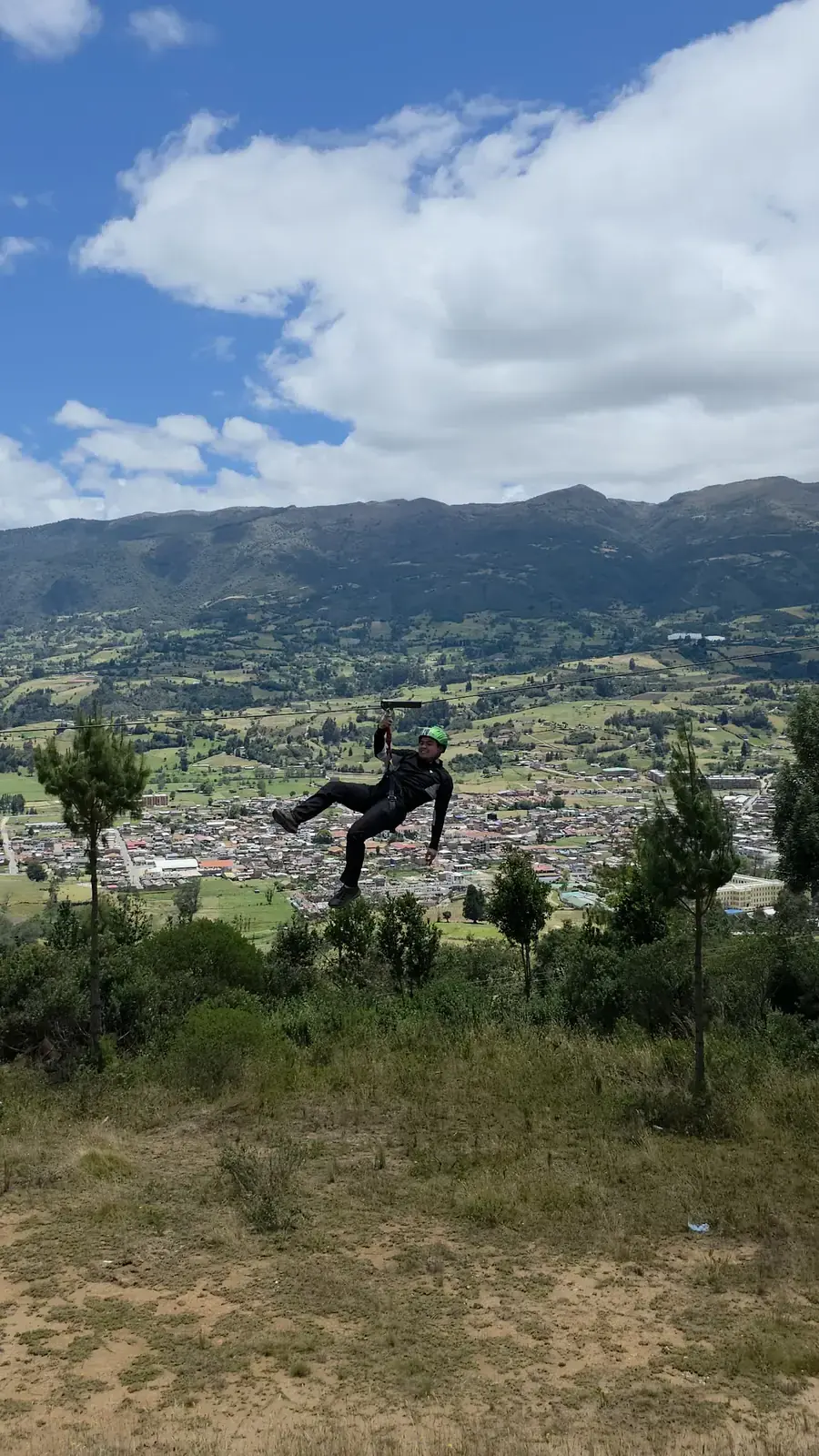 Persona deslizándose en la tirolesa
