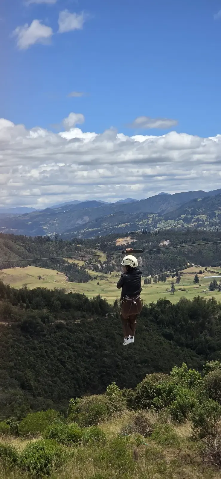 Persona deslizándose en la tirolesa